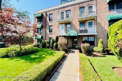 Photo of 490 Clove Road #2e, Staten Island, NY 10310 (MLS # 2406378)