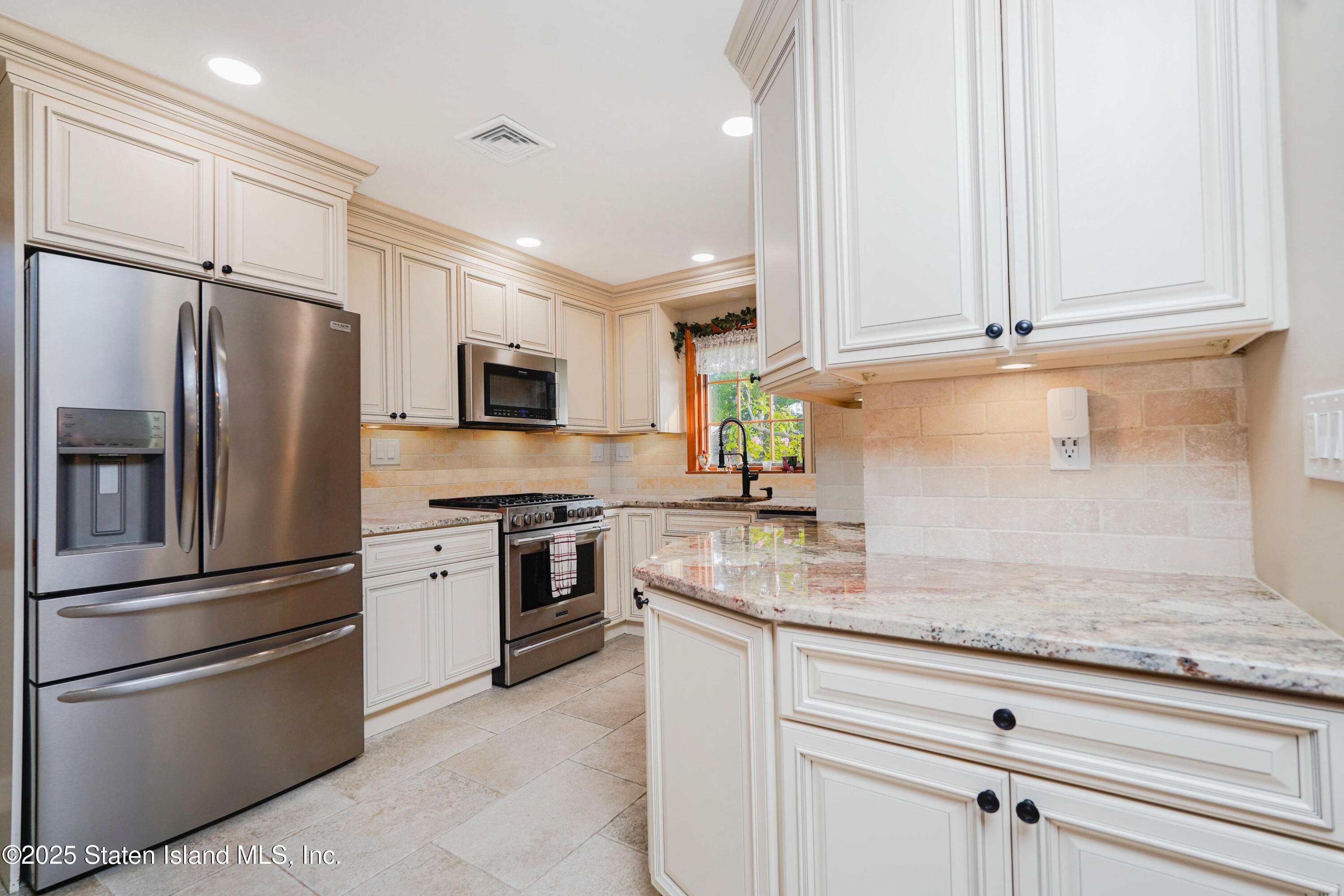 Staten Island, New York 10304, United States, 5 Bedrooms Bedrooms, ,2 BathroomsBathrooms,Residential,Pending,151085