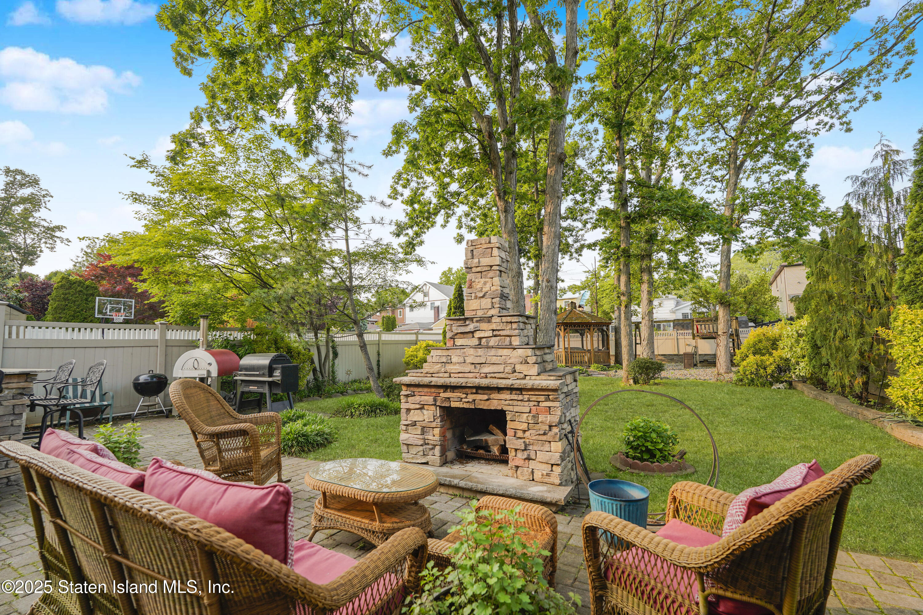 Staten Island, New York 10304, United States, 5 Bedrooms Bedrooms, ,2 BathroomsBathrooms,Residential,Pending,151085