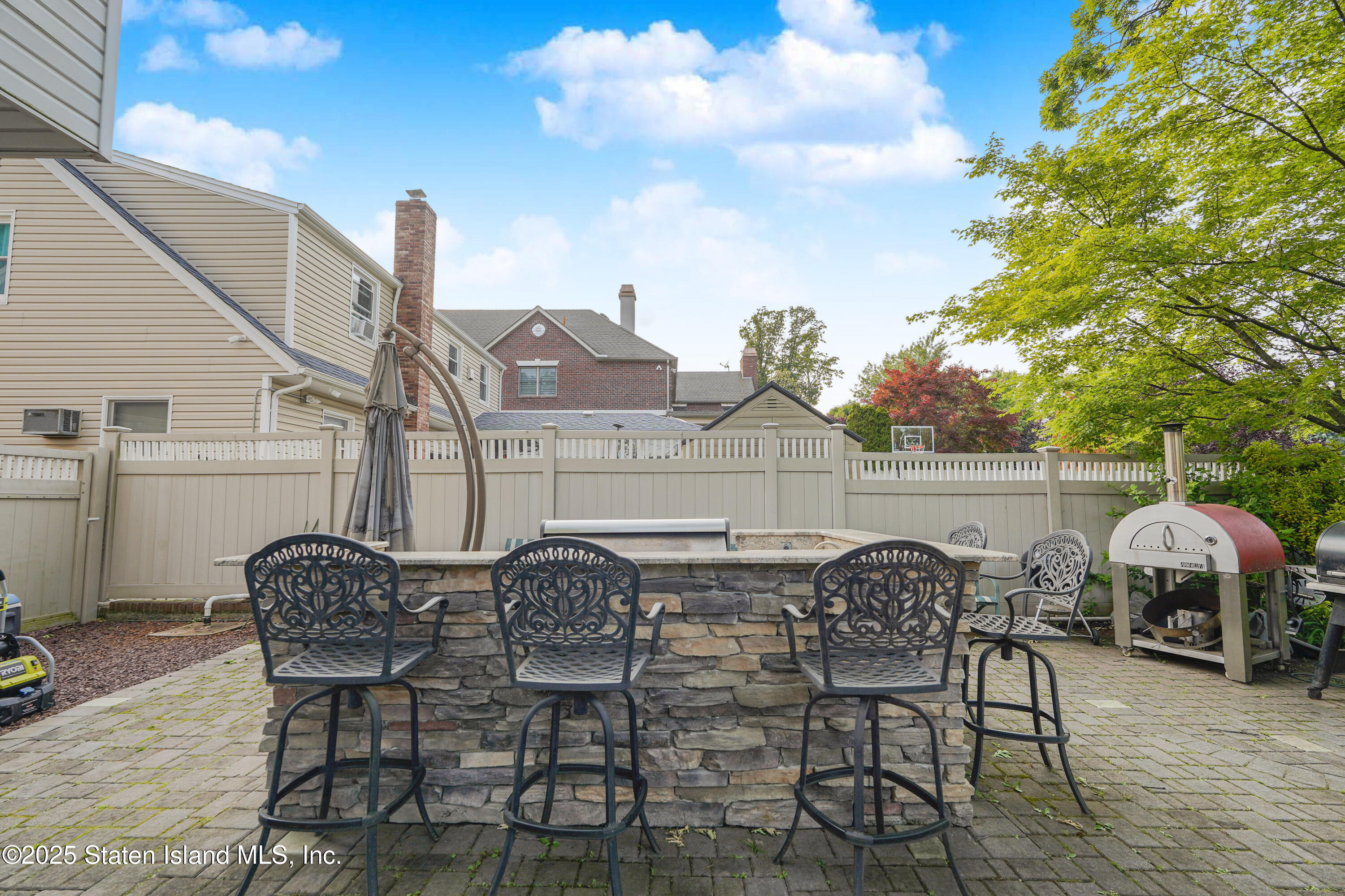 Staten Island, New York 10304, United States, 5 Bedrooms Bedrooms, ,2 BathroomsBathrooms,Residential,Pending,151085