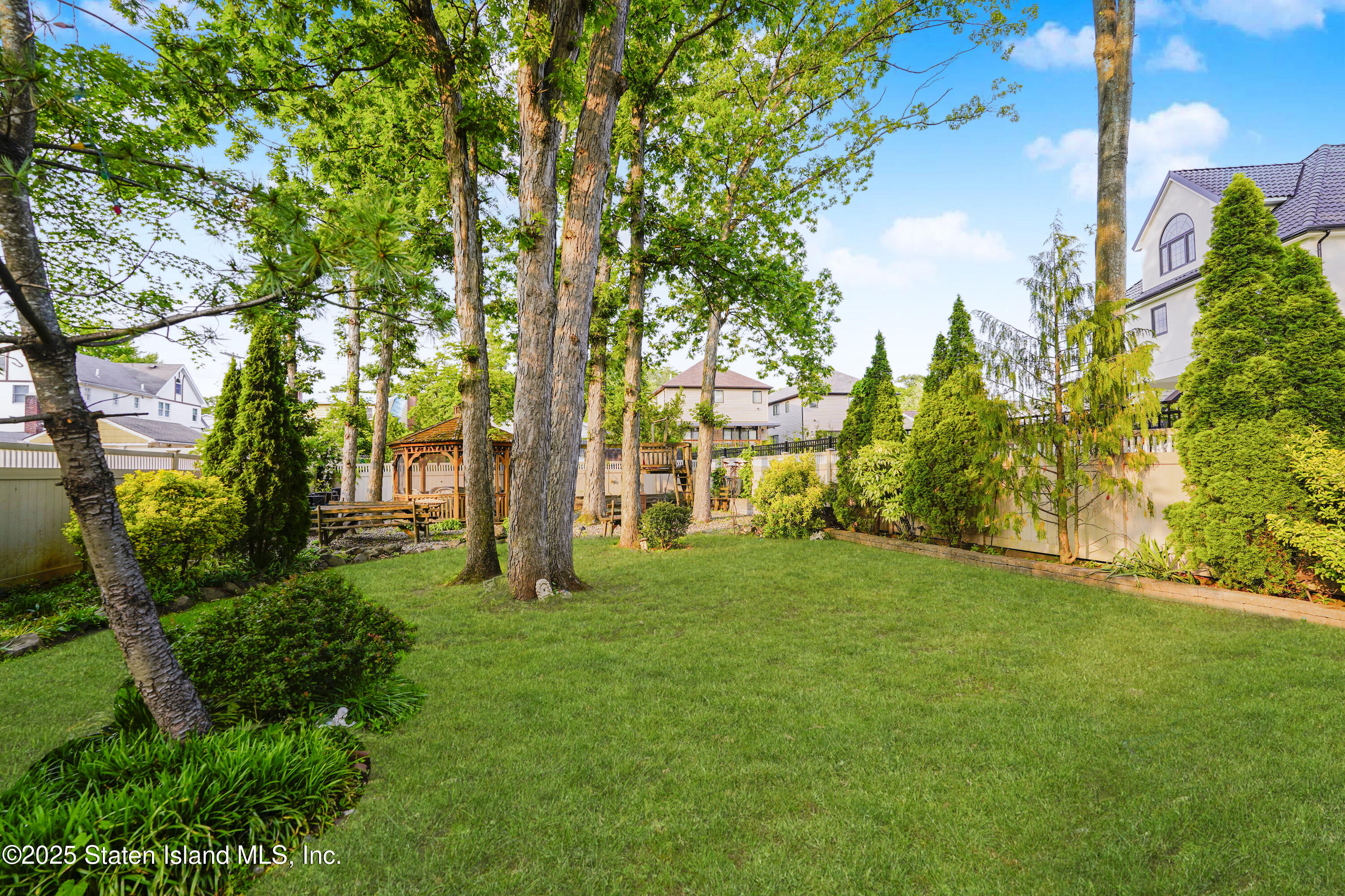 Staten Island, New York 10304, United States, 5 Bedrooms Bedrooms, ,2 BathroomsBathrooms,Residential,Pending,151085