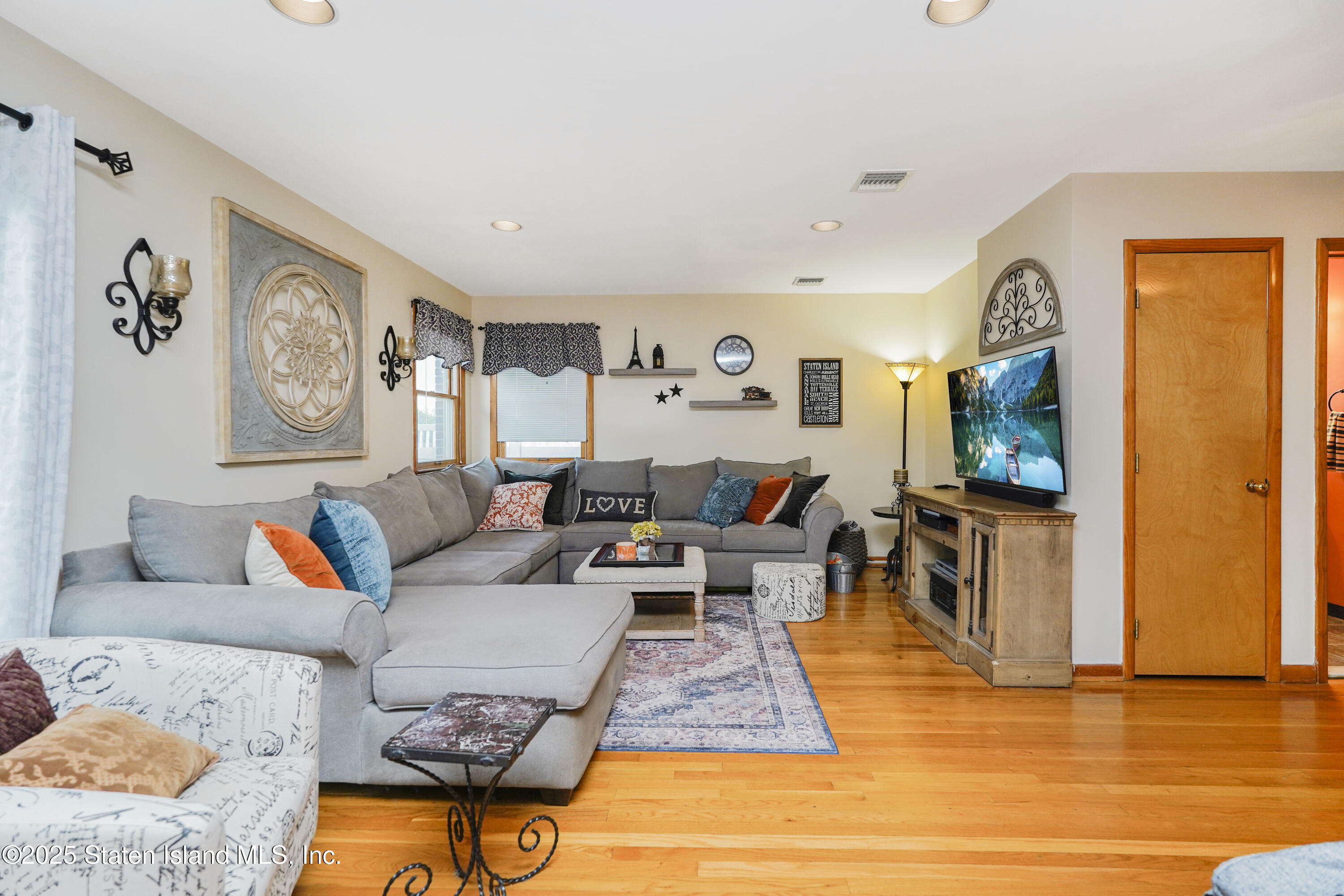 Staten Island, New York 10304, United States, 5 Bedrooms Bedrooms, ,2 BathroomsBathrooms,Residential,Pending,151085