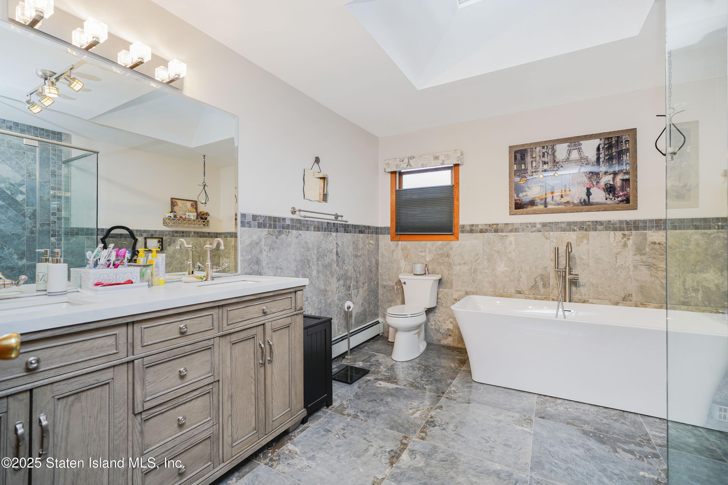 Staten Island, New York 10304, United States, 5 Bedrooms Bedrooms, ,2 BathroomsBathrooms,Residential,Pending,151085