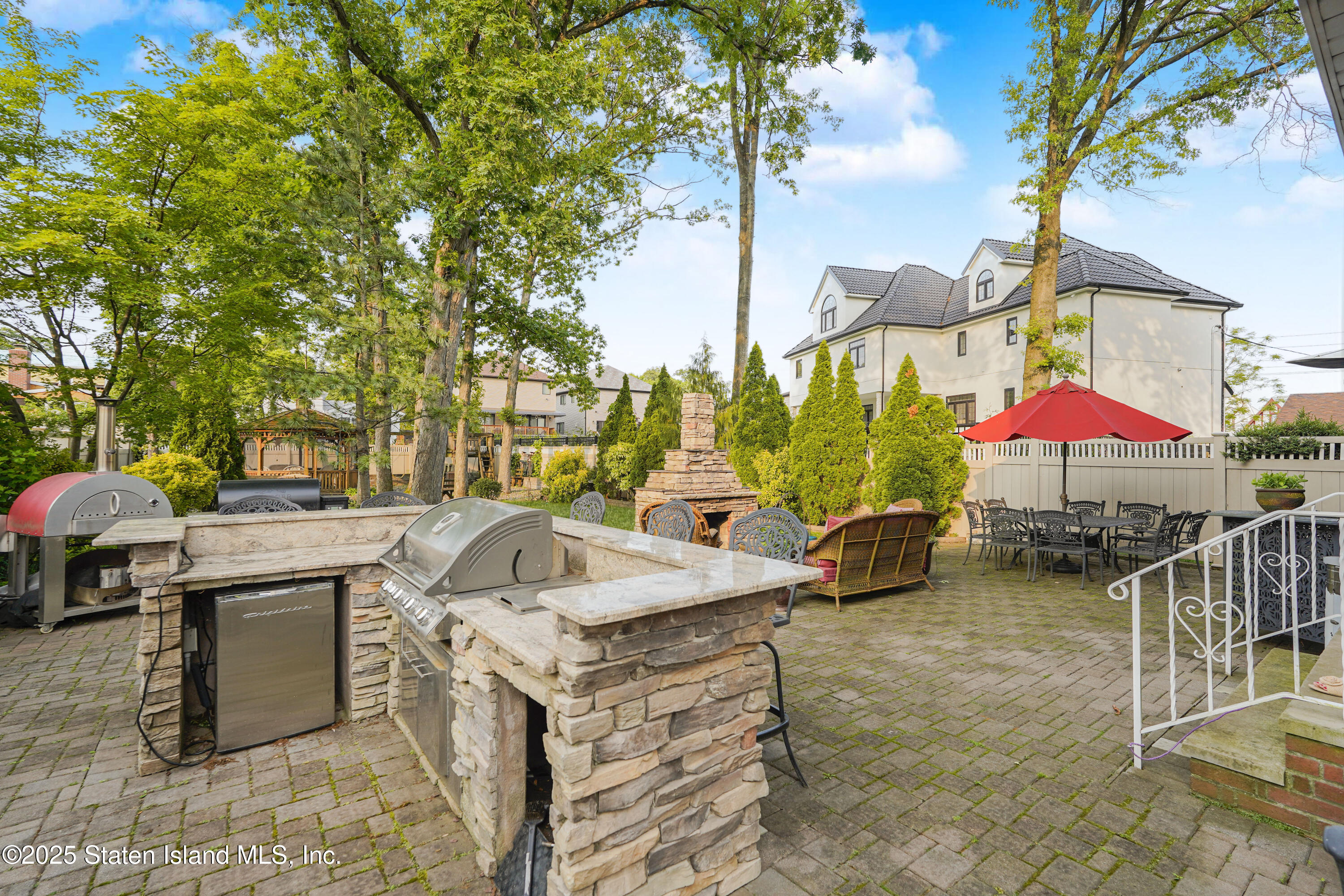 Staten Island, New York 10304, United States, 5 Bedrooms Bedrooms, ,2 BathroomsBathrooms,Residential,Pending,151085