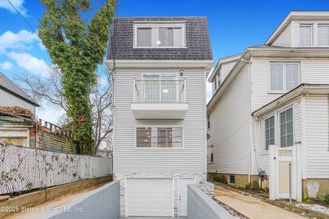 Photo of 24 Scarboro Avenue, Staten Island, NY 10305 (MLS # 2504883)