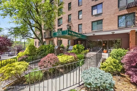 Photo of 830 Howard Avenue #6h, Staten Island, NY 10301 (MLS # 1162244)