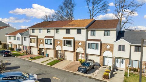 Photo of 107 Redwood Loop, Staten Island, NY 10309 (MLS # 2400217)