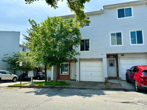 Photo of 98 Ilyssa Way, Staten Island, NY 10312 (MLS # 2403024)