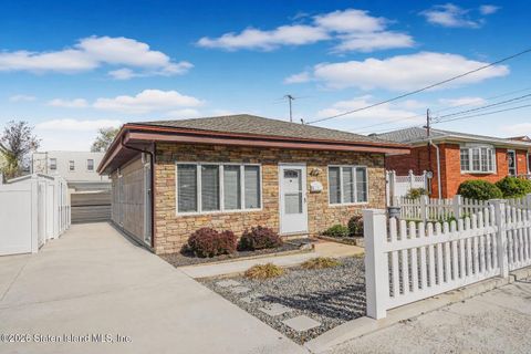 Photo of 83 Roma Avenue, Staten Island, NY 10306 (MLS # 2602162)