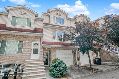 Photo of 16 Fawn Lane, Staten Island, NY 10306 (MLS # 2503830)