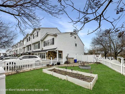 Photo of 2 Carlyle Green, Staten Island, NY 10312 (MLS # 1160835)