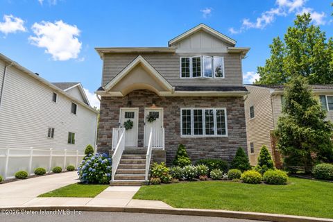 Photo of 172 Mac Gregor Street, Staten Island, NY 10309 (MLS # 2602606)