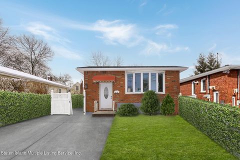 Photo of 416 Watchogue Road, Staten Island, NY 10314 (MLS # 2401371)