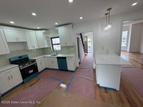 Photo of 18 Cottage Place, Staten Island, NY 10302 (MLS # 2602365)