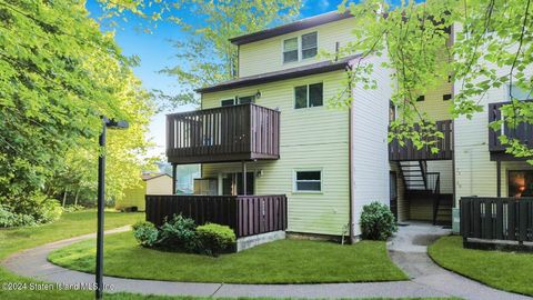 Photo of 84 Nancy Court, Staten Island, NY 10306 (MLS # 2402888)