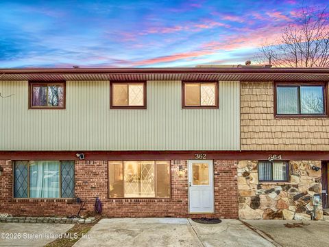 Photo of 362 Rolling Hill Green, Staten Island, NY 10312 (MLS # 2602301)
