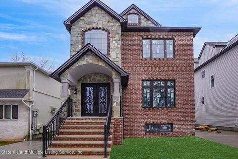 Photo of 534 Sinclair Avenue, Staten Island, NY 10312 (MLS # 1160063)