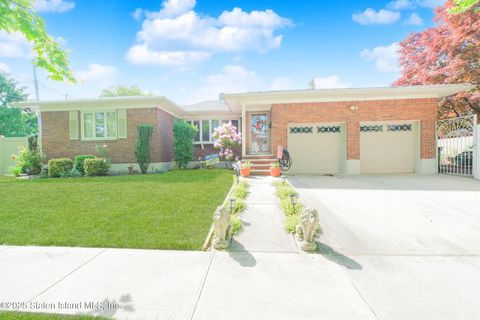 Photo of 395 Clawson Street, Staten Island, NY 10306 (MLS # 2502853)