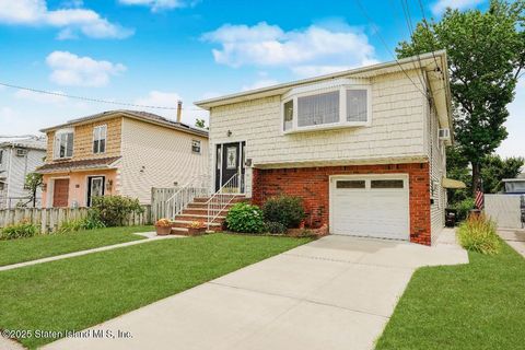 Photo of 335 Simonson Avenue, Staten Island, NY 10303 (MLS # 2504054)