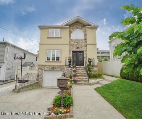 Photo of 52 Case Avenue, Staten Island, NY 10309 (MLS # 1162028)