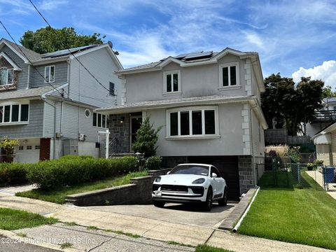 Photo of 10 Holly Street, Staten Island, NY 10304 (MLS # 2401795)