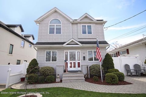 Photo of 146 Thornycroft Avenue, Staten Island, NY 10312 (MLS # 2401926)