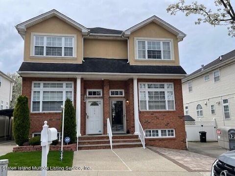 Photo of 136 Ashworth Avenue, Staten Island, NY 10314 (MLS # 2401966)