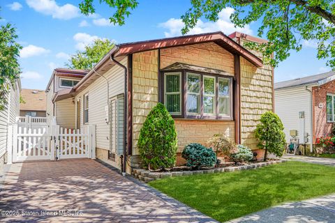 Photo of 318 Green Valley Road, Staten Island, NY 10312 (MLS # 2505147)