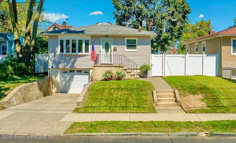 Photo of 245 Fillmore Street, Staten Island, NY 10301 (MLS # 2505067)