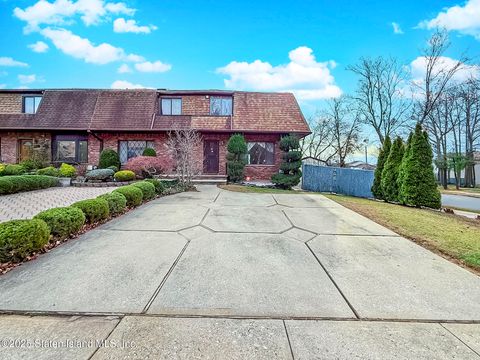 Photo of 850 Rensselaer Avenue, Staten Island, NY 10309 (MLS # 2507022)