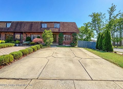 Photo of 850 Rensselaer Avenue, Staten Island, NY 10309 (MLS # 2507022)