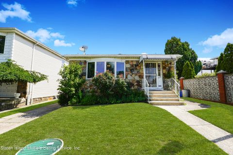 Photo of 729 Klondike Avenue, Staten Island, NY 10314 (MLS # 1163069)