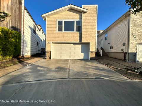 Photo of 370 Green Valley Road, Staten Island, NY 10312 (MLS # 2401394)