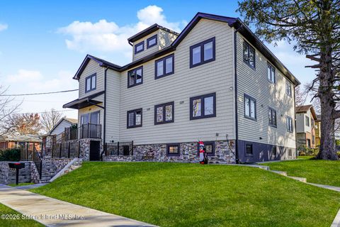 Photo of 205 Hawthorne Avenue, Staten Island, NY 10314 (MLS # 2600626)