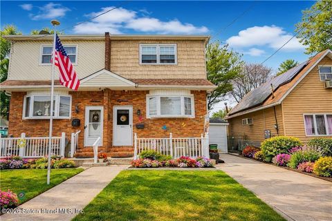 Photo of 18 Parish Avenue, Staten Island, NY 10314 (MLS # 2601734)