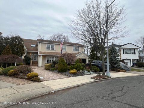 Photo of 135 Dawson Circle, Staten Island, NY 10314 (MLS # 2400810)