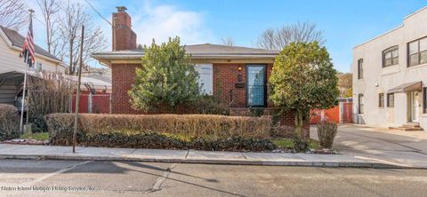 Photo of 44 Fletcher Street, Staten Island, NY 10305 (MLS # 1160097)