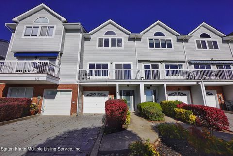 Photo of 621 Johnston Terrace, Staten Island, NY 10309 (MLS # 1158463)