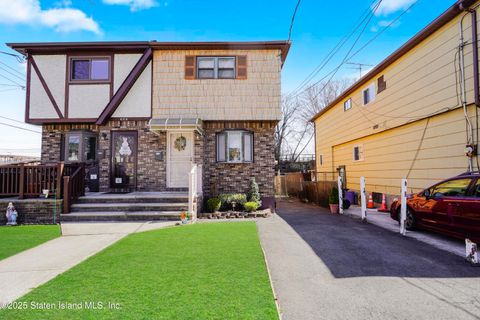 Photo of 688 N Railroad Avenue, Staten Island, NY 10304 (MLS # 2501552)