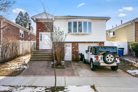 Photo of 16 Poland Place, Staten Island, NY 10314 (MLS # 2500169)