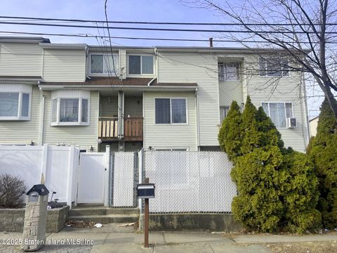 Photo of 536 Drumgoole Road W, Staten Island, NY 10312 (MLS # 2502857)