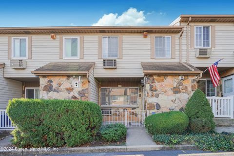 Photo of 28 Holiday Way, Staten Island, NY 10314 (MLS # 2406450)