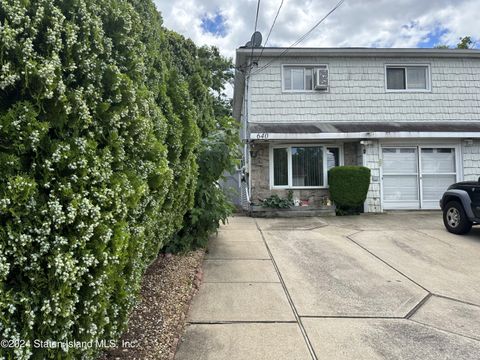 Photo of 640 Leverett Avenue, Staten Island, NY 10312 (MLS # 2403554)