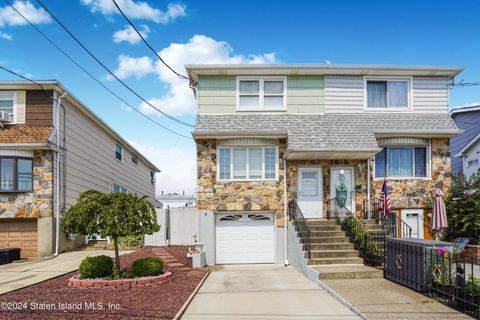 Photo of 466 Drumgoole Road W, Staten Island, NY 10312 (MLS # 2404357)