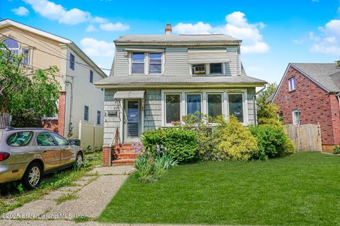 Photo of 233 Locust Avenue, Staten Island, NY 10306 (MLS # 2502714)
