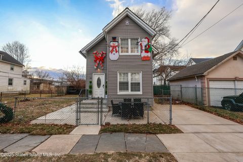 Photo of 22 Barker Street, Staten Island, NY 10310 (MLS # 2500427)