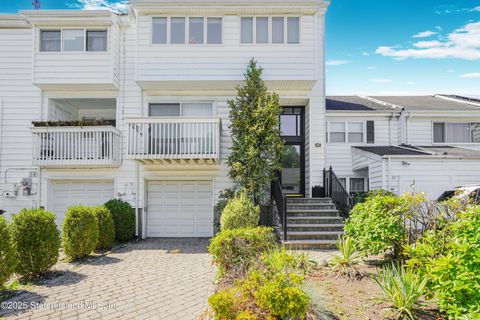 Photo of 24 Hampton Green, Staten Island, NY 10312 (MLS # 2505235)