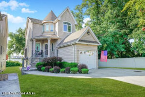 Photo of 287 Ellis Street, Staten Island, NY 10307 (MLS # 2602532)