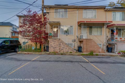 Photo of 23 Greenfield Court, Staten Island, NY 10305 (MLS # 1158524)