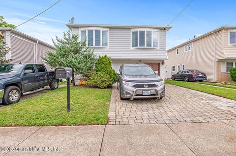 Photo of 96 Amsterdam Avenue, Staten Island, NY 10314 (MLS # 2504725)
